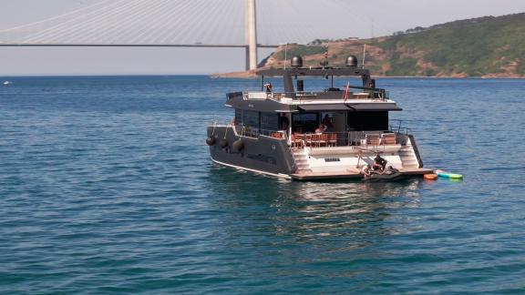 Luxus-Yacht mit Blick auf die Yavuz-Sultan-Selim-Brücke.