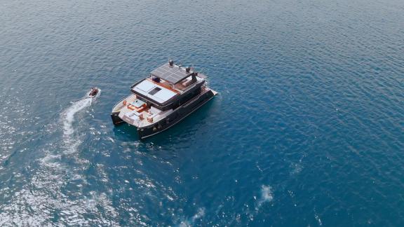 Die Katamaran-Yacht Brise fährt vor Bodrum zusammen mit einem Jetski.