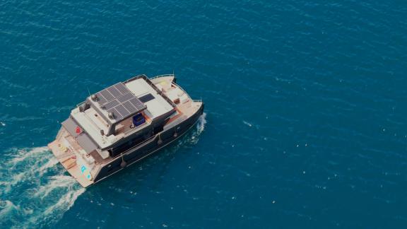Die Katamaran-Yacht Brise fährt ruhig durch das blaue Wasser bei Bodrum.