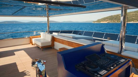 Das Oberdeck der Brise bietet ein spezielles DJ-Pult für musikalische Highlights.