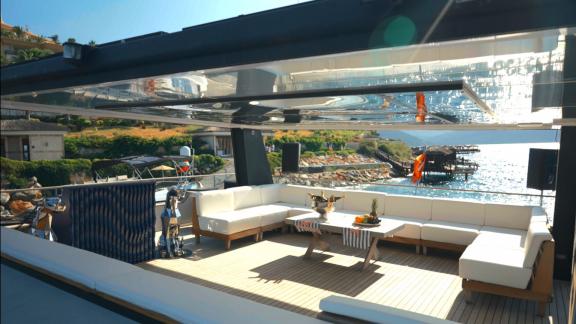 Das Oberdeck der Brise-Yacht bietet eine entspannte Atmosphäre mit Bodrum-Ausblick.