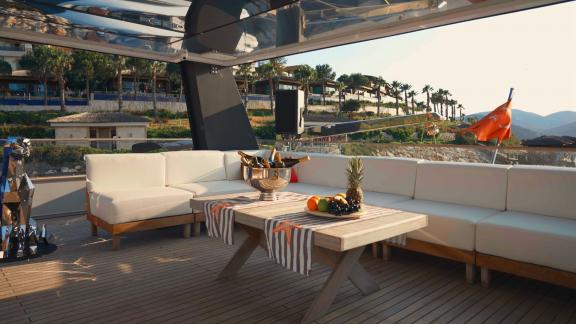 Das Oberdeck der Brise-Yacht bietet einen stilvollen Tisch mit Obst und Getränken.