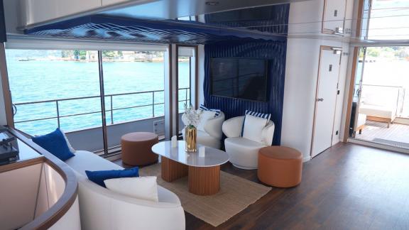 Der Salon der Brise bietet bequeme Sitzplätze und Meerblick.