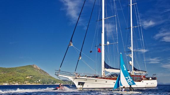 Wassersportaktivitäten neben der Gulet Clear Eyes vor der Küste von Marmaris, Türkei.