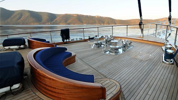 Geräumiges Deck der Gulet Clear Eyes mit komfortablen Sitzbereichen in Marmaris, Türkei.