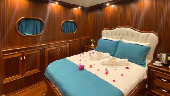 Стильно оформленная каюта с удобной двуспальной кроватью на гулете в Мармарисе.