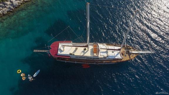 Luxuriöse Gulet Vesta 1 Sevil im blauen Wasser von Marmaris mit Wassersportmöglichkeiten.