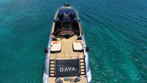 Zu sehen sind das großzügige Deck, die Sonnenliegen und die Sitzbereiche der Daya vor Ibiza.
