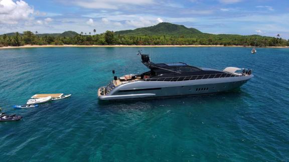 Unter den Superyacht Charter Optionen auf Ibiza liegt die Daya in türkisfarbenem Wasser vor Anker.