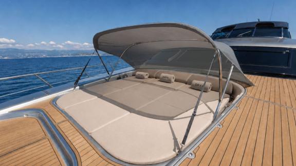 Auf dem Vordeck der vor Ibiza liegenden Daya sind große Sonnenpolster mit Sonnenschutz zu sehen.