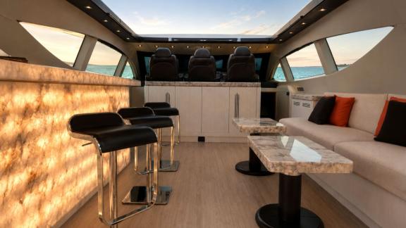 Zu sehen sind der Barbereich, die Lounge und der Panoramablick aufs Meer der Daya in Ibiza.