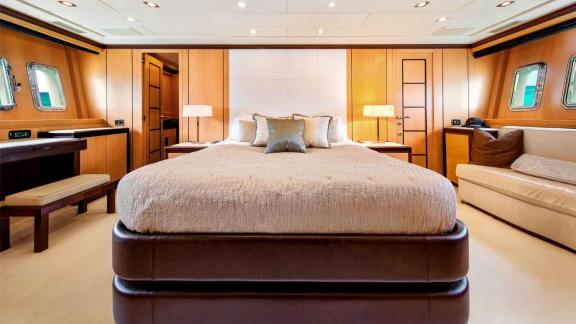 Zu sehen ist die geräumige Mastersuite der Daya mit Kingsize Bett und gemütlichem Sitzbereich.