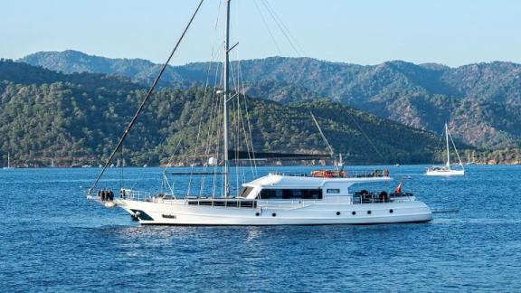 Exterior view of luxury yacht Mask 5 image 1