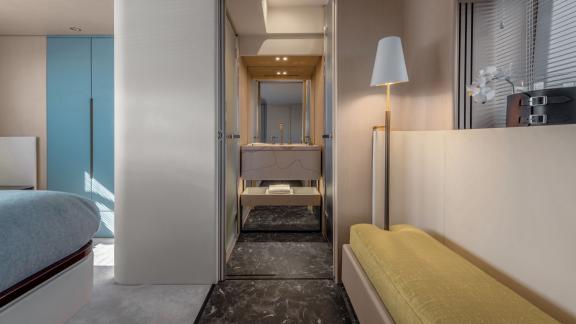 Moderner Durchgang mit Sitzbank und elegantem Design sorgt für Komfort.
