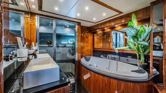 Genießen Sie das große Jacuzzi und Doppelwaschbecken der Sunseeker 34m Arago in edlem Holzdesign.