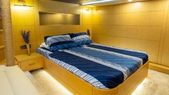 Die Doppelkabine der Motoryacht Selenge bietet luxuriösen Komfort mit moderner Einrichtung und einem bequemen Bett.