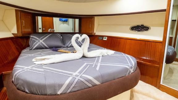 The elegant double cabin on motor yacht Selenge offers a peaceful stay with a comfortable bed and romantic decor.