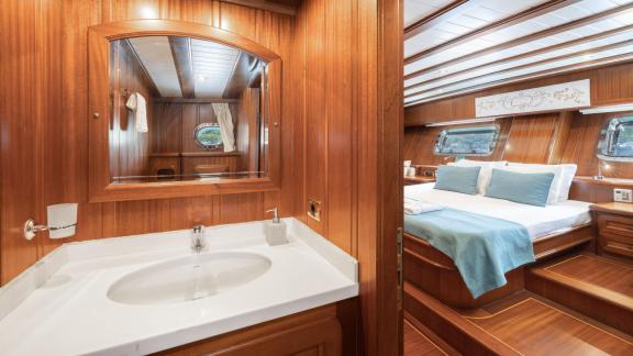 Master cabin bathroom of luxury gulet Lorient