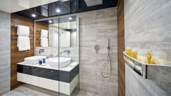 Acapella yatında çift lavabolu ve cam duşlu modern banyo.