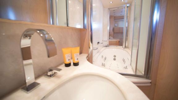 Modernes Badezimmer der Princess L mit hochwertigen Armaturen und Whirlpool-Badewanne.
