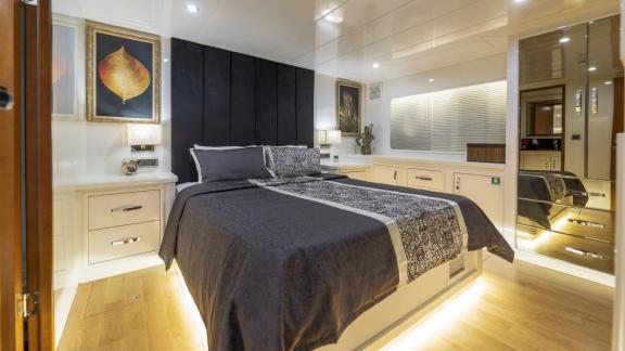 Stilvolles und gemütliches Schlafzimmer auf der Yacht Simay S, ausgestattet mit eleganten Details und moderner Beleuchtu