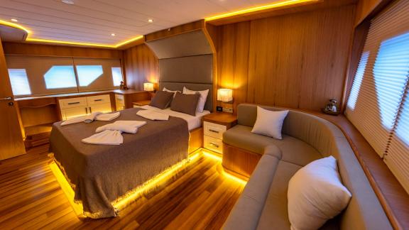 Das Hauptschlafzimmer der Yacht Simay M ist mit stilvoller Dekoration und einem bequemen Bett ausgestattet.