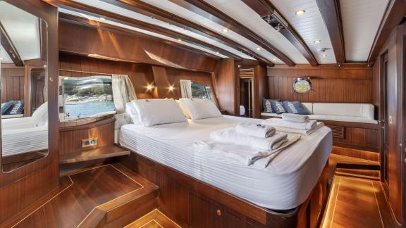 Luxuriöse Kabine auf der Gulet-Yacht Jasemin 1 mit Doppelbett und Meerblick.