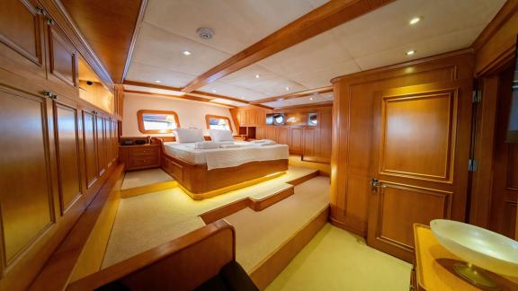 Guest cabin of luxury gulet Babylon image 1