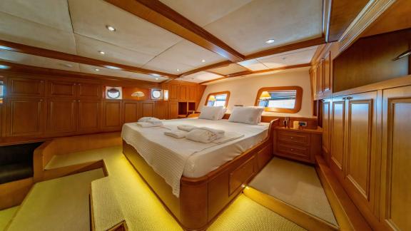 Guest cabin of luxury gulet Babylon image 2