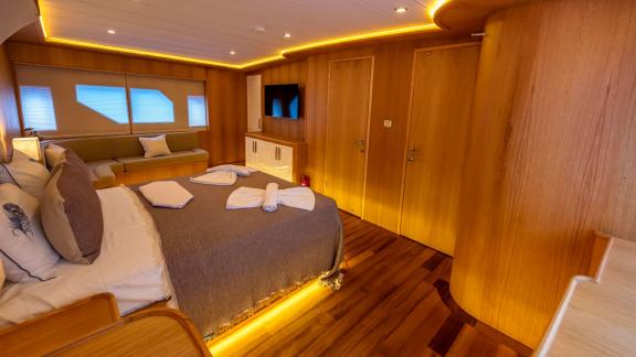 Das Hauptschlafzimmer der Yacht Simay M bietet viel Platz und eine gemütliche Atmosphäre mit modernem Dekor.