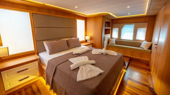 Das Hauptschlafzimmer der Yacht Simay M bietet ein modernes und komfortables Design, einen geräumigen und hellen Raum.