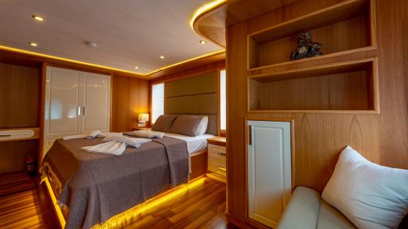 Das Hauptschlafzimmer der Yacht Simay M bietet eine stilvolle und moderne Einrichtung und schafft einen geräumigen und k