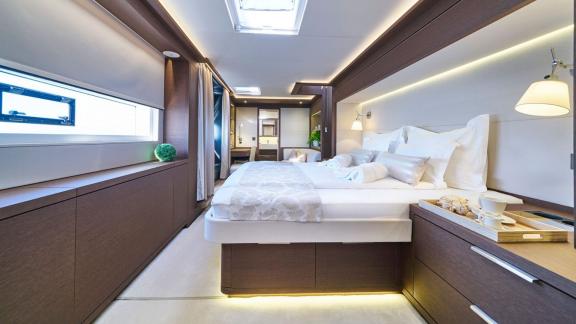 Stilvolle Hauptkabine mit großem Doppelbett und natürlichem Licht auf der Lagoon Seventy 7.