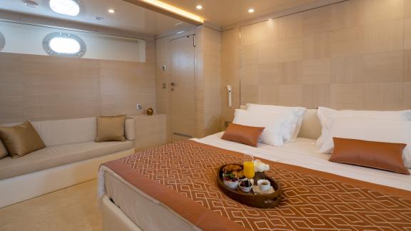 Elegante Suite mit großem Bett und gemütlicher Sitzecke, ideal für luxuriöse Entspannung in Bodrum.
