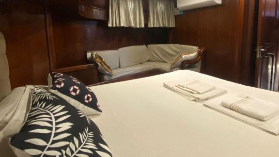 Элегантное сиденье с уютными подушками в каюте гулета Be Happy в Бодруме.