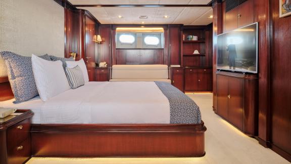 Geräumiges und komfortables Schlafzimmer der 32 Meter langen Motoryacht Suncoco, ideal für ruhige Nächte in Griechenland