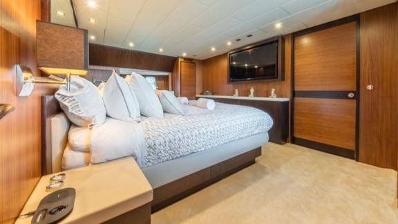 Die Hauptkabine der Motoryacht Aya One bietet ein großes Bett und elegantes Dekor für maximalen Komfort.