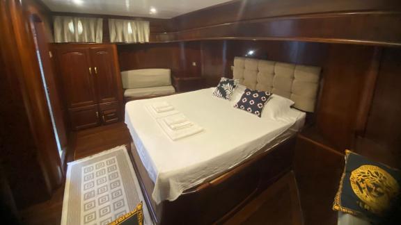 Уютная каюта с большой кроватью и элегантным декором на гулете Be Happy в Бодруме.