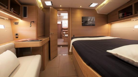 Die Kabine der Yacht Drunken Sailor bietet stilvolles Design mit einem bequemen Bett und funktionalen Bereichen.