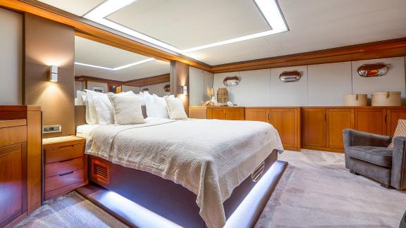 Geniş yatak, şık ahşap detaylar ve aydınlatmalarla huzurlu bir atmosfer sunuyor.