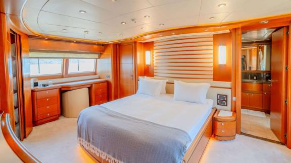 Ariela’s master suite in Göcek features a king bed, desk and private bathroom for luxury comfort.