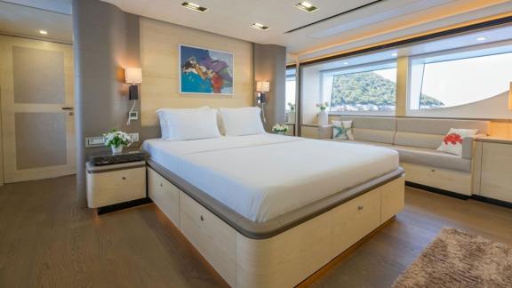Geniş camlı master kabin Bodrum koylarına karşı konforlu bir yat deneyimi sunuyor.