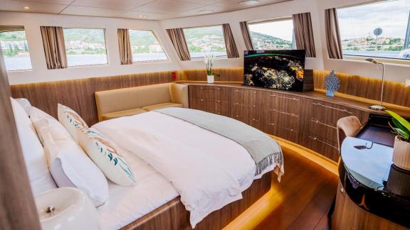Die Kabine bietet ein großes Bett, TV und Fenster mit Aussicht auf die Stadt Šibenik.