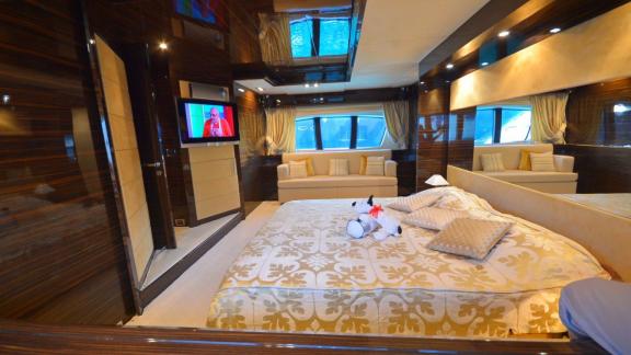 Die Yacht Leonardo in Portonovi bietet eine elegante Kabine mit TV, Sofa und Doppelbett. Luxus pur beim Chartern.