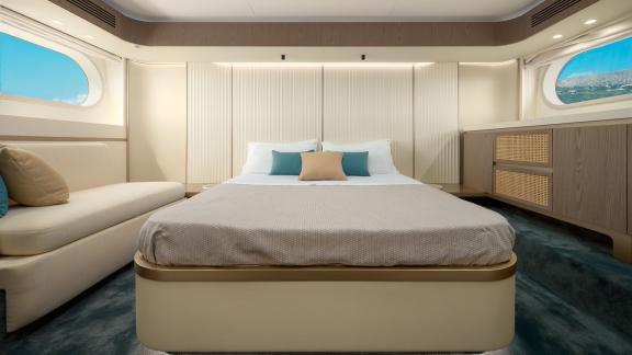 Die Hauptkabine bietet ein großes Bett, moderne Einrichtung und Fenster mit Meerblick.