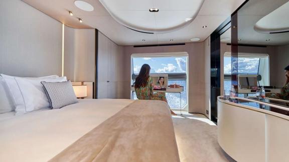 Каюта Azimut Grande 27 у Кастелы сочетает комфорт и панорамные окна.