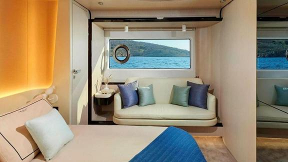 Bett und Sofaecke am Fenster bieten hellen und komfortablen Innenraum.