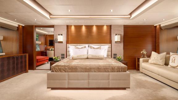 Die Masterkabine der Princess 40M bietet Eleganz, Platz und warme Töne.