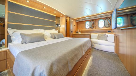 Cynthia’s main cabin near Makarska features stylish decor and premium comfort for a relaxing stay.