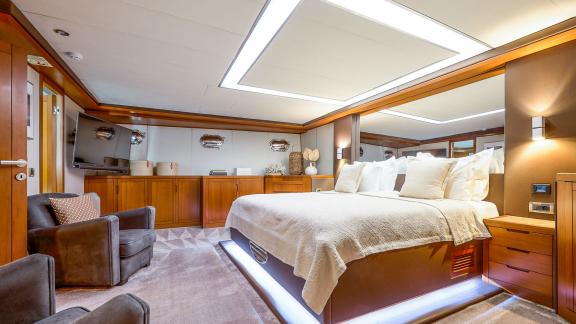 Split çıkışlı bu motorsailer yatın ana kamarası zarafet ve rahatlığı bir araya getiriyor.